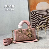 Эксклюзивная модель Lady с трехслойной кожаной клатч-сумочкой Dior с рельефным у