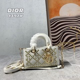 Эксклюзивная модель Lady с трехслойной кожаной клатч-сумочкой Dior с рельефным у