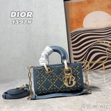 Эксклюзивная модель Lady с трехслойной кожаной клатч-сумочкой Dior с рельефным у