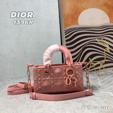 Эксклюзивная модель Lady от Dior： сумка с клапаном из кожи с матовой текстурой и