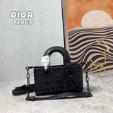 Эксклюзивная модель Lady от Dior： сумка с клапаном из кожи с матовой текстурой и