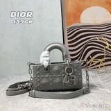 Эксклюзивная модель Lady от Dior： сумка с клапаном из кожи с матовой текстурой и