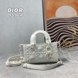 Эксклюзивная модель Lady от Dior： сумка с клапаном из кожи с матовой текстурой и