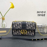 Новая модель Сумка Dior 30 Montaigne, вдохновленная моделью Dior 1947 года.