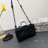 Эксклюзивная модель Lady от Dior： сумка с клапаном из кожи с матовой текстурой и
