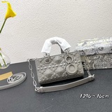 Эксклюзивная модель Lady от Dior： сумка с клапаном из кожи с матовой текстурой и