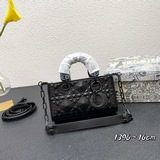 Эксклюзивная модель Lady от Dior： сумка с клапаном из кожи с матовой текстурой и