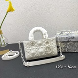 Эксклюзивная модель Lady от Dior： сумка с клапаном из кожи с матовой текстурой и