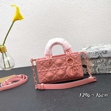 Эксклюзивная модель Lady от Dior： сумка с клапаном из кожи с матовой текстурой и