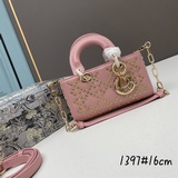 Эксклюзивная модель Lady с трехслойной кожаной клатч-сумочкой Dior с рельефным у
