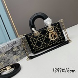 Эксклюзивная модель Lady с трехслойной кожаной клатч-сумочкой Dior с рельефным у