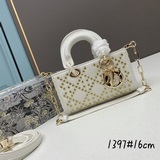 Эксклюзивная модель Lady с трехслойной кожаной клатч-сумочкой Dior с рельефным у