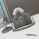 Эксклюзивная модель Lady от Dior： сумка с клапаном из кожи с матовой текстурой и