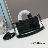Эксклюзивная модель Lady от Dior： сумка с клапаном из кожи с матовой текстурой и
