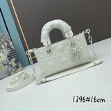 Эксклюзивная модель Lady от Dior： сумка с клапаном из кожи с матовой текстурой и