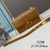 Новая модель Сумка Dior 30 Montaigne, вдохновленная моделью Dior 1947 года.