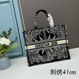 [Оригинал] Вышивка 【dior Book Tote】 Когда большинство людей думают о роскошных б