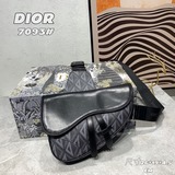 Сумка-седло в классическом фасоне от Dior Black, украшенная узором CD Diamond, в