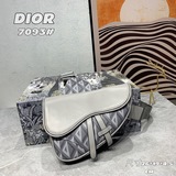 Сумка-седло в классическом фасоне от Dior Black, украшенная узором CD Diamond, в