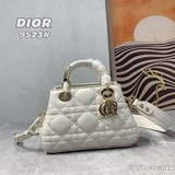 Lady Dior, модель с показов, сумка из кожи тельца с стеганым узором и крупной пл