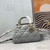 Lady Dior, модель с показов, сумка из кожи тельца с стеганым узором и крупной пл