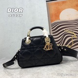 Lady Dior, модель с показов, сумка из кожи тельца с стеганым узором и крупной пл