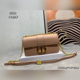 Сумка Dior 30 Montaigne, вдохновленная моделью Dior 1947 года.