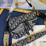 Сумка Dior Saddle возвращается в моду в стиле ретро. Сумка Dior, которая ранее п