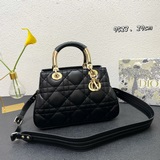 Lady Dior, модель с подиума, сумка из кожи с простеганным узором в виде больших 