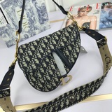 В оригинальной упаковке, большого размера, с вышивкой. Dior 2023 весна-лето, Пар