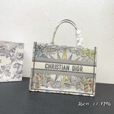 Эта сумка Book Tote была создана Марией Гальяно, креативным директором женской м