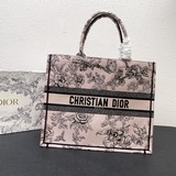Эта сумка Book Tote была создана Марией Гальяно, креативным директором женской м