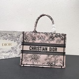 Эта сумка Book Tote была создана Марией Гальяно, креативным директором женской м