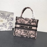 Эта сумка Book Tote была создана Марией Гальяно, креативным директором женской м