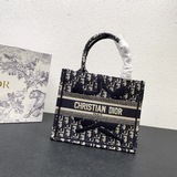 Эта сумка Book Tote была создана Марией Гальяно, креативным директором женской м