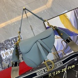 Сумка Dior Oblique Saddle Bag из плотной ткани. Среди множества сумок в форме се