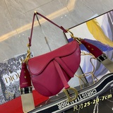 Сумка Dior Oblique Saddle Bag из плотной ткани. Среди множества сумок в форме се