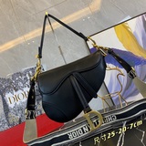 Сумка Dior Oblique Saddle Bag из плотной ткани. Среди множества сумок в форме се