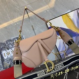 Сумка Dior Oblique Saddle Bag из плотной ткани. Среди множества сумок в форме се
