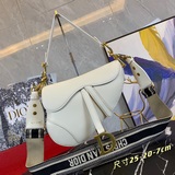 Сумка Dior Oblique Saddle Bag из плотной ткани. Среди множества сумок в форме се