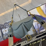 Ладонь dior oblique saddle bag Среди множества сумок-седл эта модель выделяется.