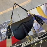 Ладонь dior oblique saddle bag Среди множества сумок-седл эта модель выделяется.