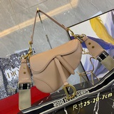 Ладонь dior oblique saddle bag Среди множества сумок-седл эта модель выделяется.