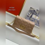 Комплект с коробкой (новая модель Dior Caro с цепочкой в этом сезоне) демонстрир