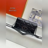 Комплект с коробкой (новая модель Dior Caro с цепочкой в этом сезоне) демонстрир