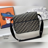 Сумка через плечо Dior. Эта сумка для переодевания мамы и ребенка изготовлена из