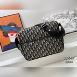 Сумка через плечо Dior. Эта сумка для переодевания мамы и ребенка изготовлена из