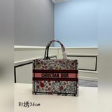 Эта сумка-тоут book tote была создана креативным директором женской линии Dior М