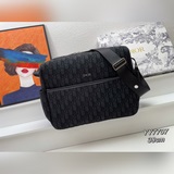 Сумка через плечо Dior. Эта сумка для переодевания мамы и ребенка изготовлена из