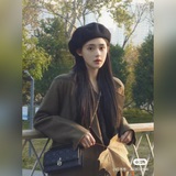 Lady Dior с коробкой и овечьим узором, перламутровая сумочка в руке. Эта сумочка